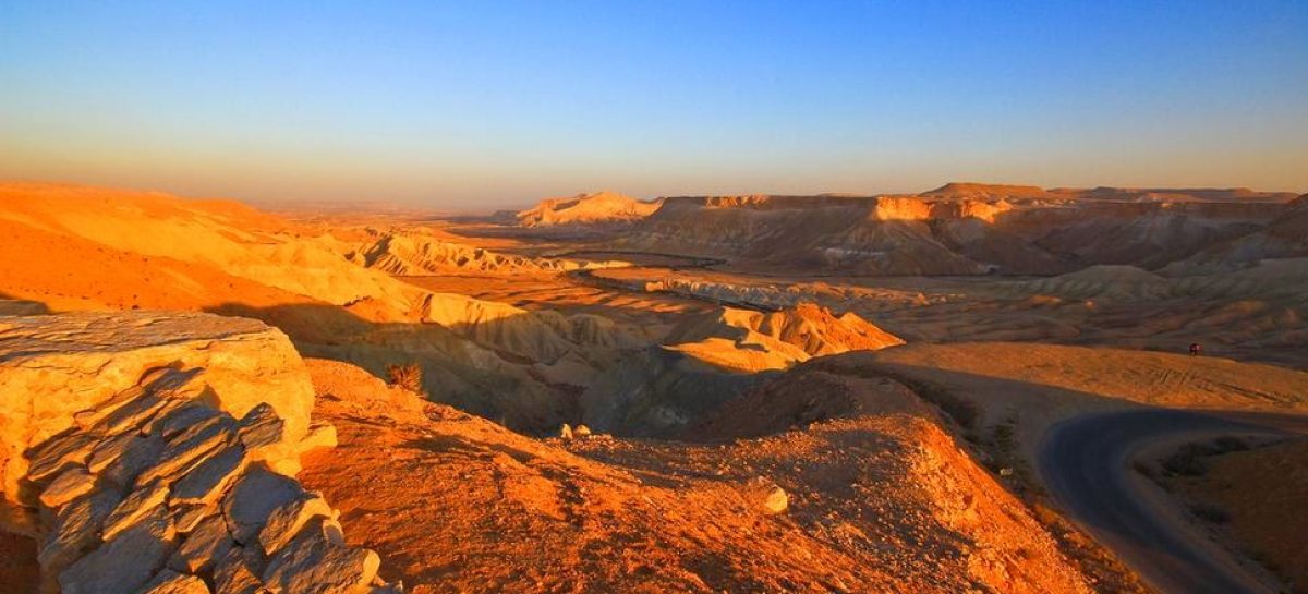 Israele, Deserto del Negev: addormentarsi tra le braccia del cratere di Mitzpe Ramon